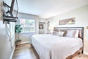 2 bedrooms, iron/ironing board, free WiFi, bed sheets - Gorgeous 2BD Condo w Balconies + Pool! Near TOWN! (Gatlinburg)