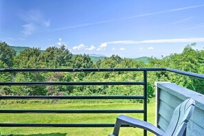 Property grounds - Gorgeous 2BD Condo w Balconies + Pool! Near TOWN! (Gatlinburg)