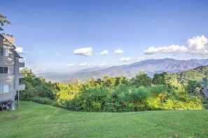 Property grounds - Gorgeous 2BD Condo w Balconies + Pool! Near TOWN! (Gatlinburg)