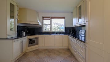 Een koelkast, een magnetron, een kookplaat, een vaatwasser