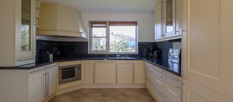 Villa au toit de chaume avec bain dans