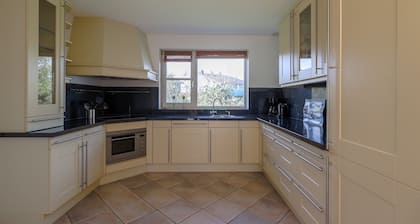 Reetgedeckte Villa mit Bad in einem Ferienpark