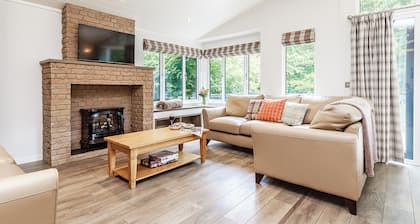 4 bedroom accommodation in Newton Saint Loe, Nr Bath