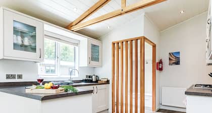 4 bedroom accommodation in Newton Saint Loe, Nr Bath