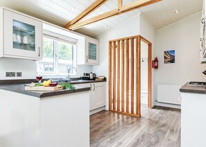 Réfrigérateur, un four, surface de cuisson, lave-vaisselle