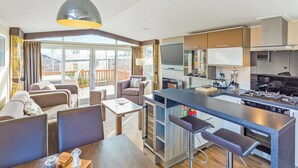 TV - 2 bedroom accommodation in Cheddar (Cheddar)