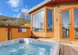 Outdoor spa tub - 2 bedroom accommodation in Cheddar (Cheddar)