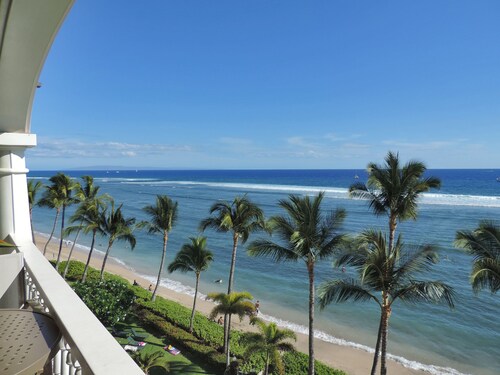 Deluxe Ocean and Beach Front studio - Lahaina Shores 623