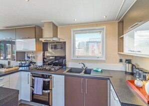 Fridge, oven, stovetop, dishwasher - 2 bedroom accommodation in Cheddar (Cheddar)