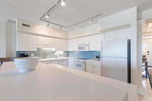 冷蔵庫、電子レンジ、オーブン、コンロ