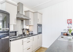 Køleskab, ovn, kogeplade, brødrister