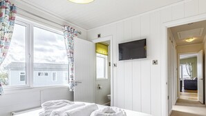 Et hotelværelse med seng, fjernsyn, badeværelse og udsigt ud