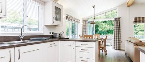 Jääkaappi, uuni, liesi, astianpesukone