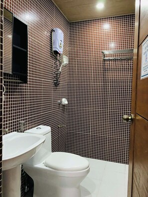 Standard Twin Room | Bathroom | Shower, slippers, bidet, towels - Hotel Urban-Khotel Kurban Hotel (Baguio)