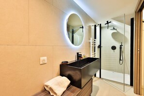 Shower, hair dryer - Family Villa with Sea View – Pool, SPA & Hammam – Sleeps 10 (Rayol-Canadel-sur-Mer)