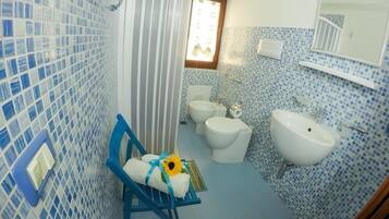 Douche, sèche-cheveux, bidet, serviettes fournies