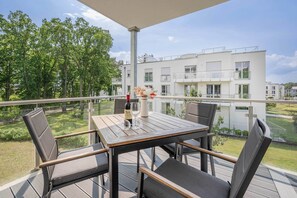 Outdoor dining - Modern vacation apartment with balcony, sauna and garden view on the Szczecin Lagoon (Zirchow)
