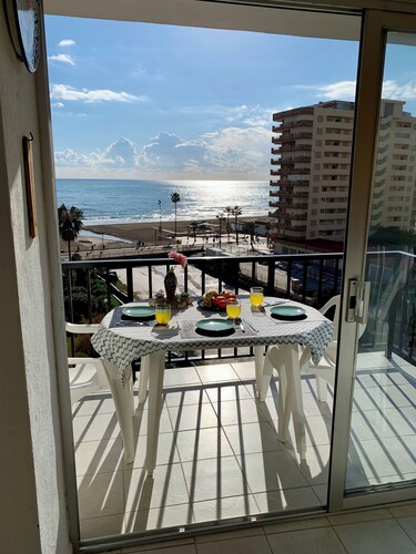 Beachfront 2 bedroom apartment, seaview, swimmingpool, parking