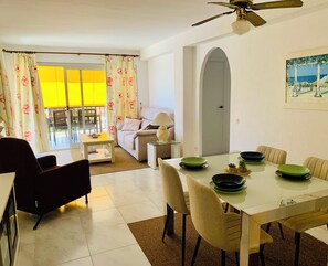 Dining - Beachfront 2 bedroom apartment, seaview, swimmingpool, parking (Fuengirola)
