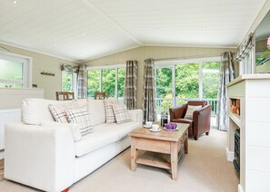 Living area - Luxurious lodge with one king-size double, with en suite shower and one twin. (Newton Saint Loe, Nr Bath)