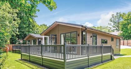 Luxurious lodge with one king-size double, with en suite shower and one twin.