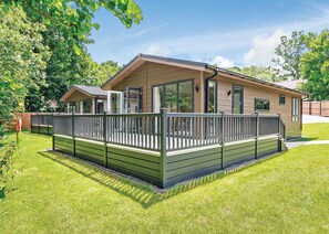 Exterior - Luxurious lodge with one king-size double, with en suite shower and one twin. (Newton Saint Loe, Nr Bath)