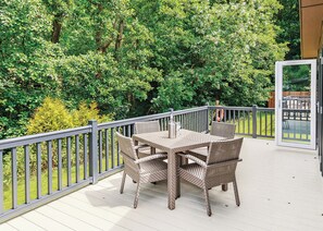Outdoor dining - Luxurious lodge with one king-size double, with en suite shower and one twin. (Newton Saint Loe, Nr Bath)