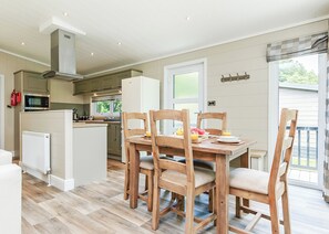 Dining - Luxurious lodge with one king-size double, with en suite shower and one twin. (Newton Saint Loe, Nr Bath)