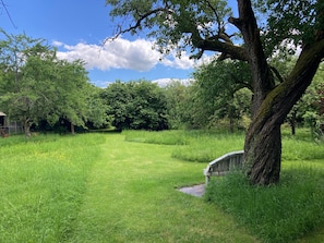A grassy field with a bench and trees. - Charming Cottage Near Vineyards & GR31 Trail - Peaceful Retreat with Modern Amenities (Parassy)