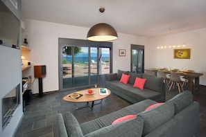 Smart TV, fireplace, music library, stereo