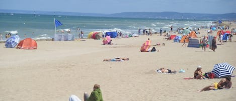En la playa y camastros