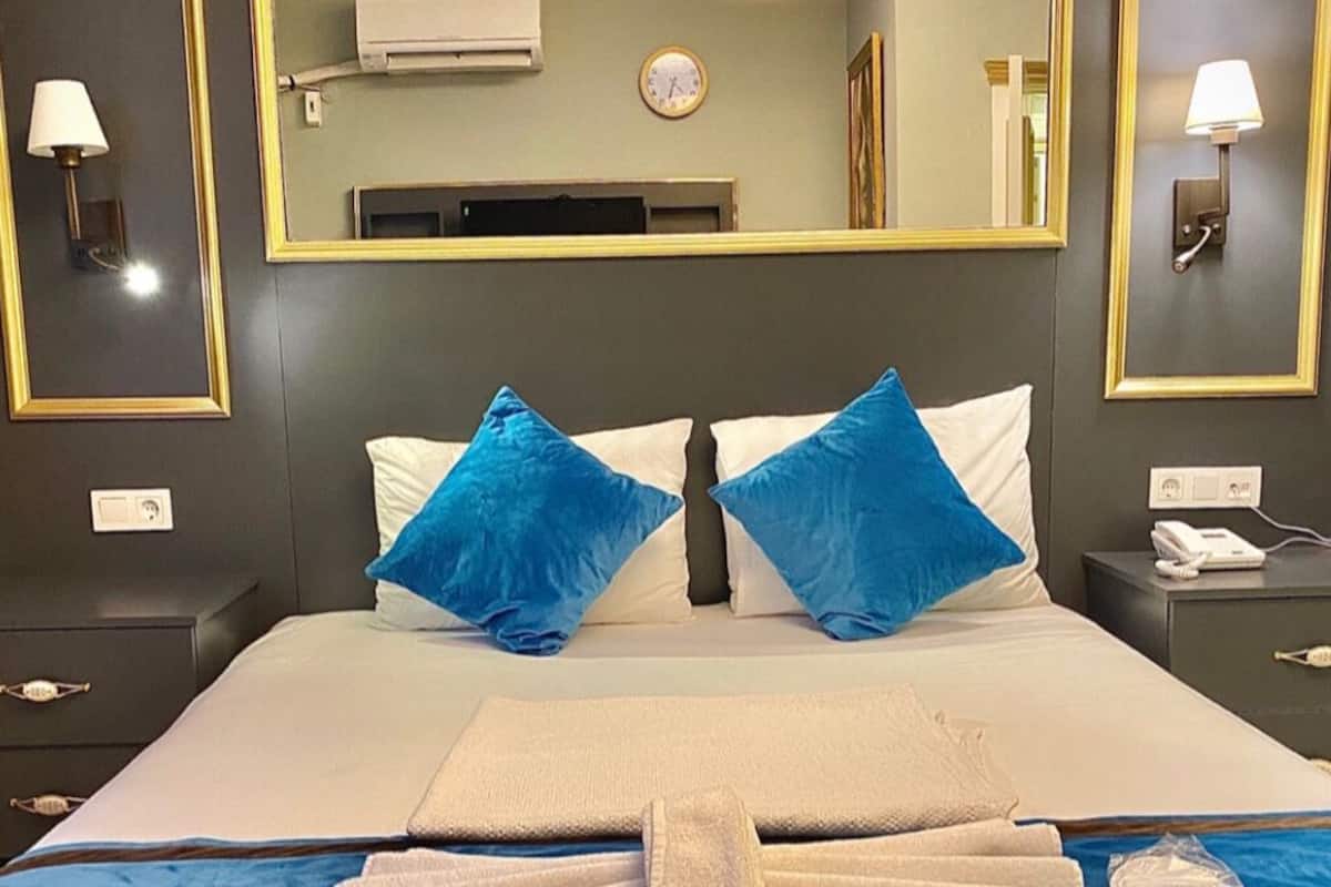 Family Quadruple Room | In-room safe, blackout curtains, soundproofing, iron/ironing board