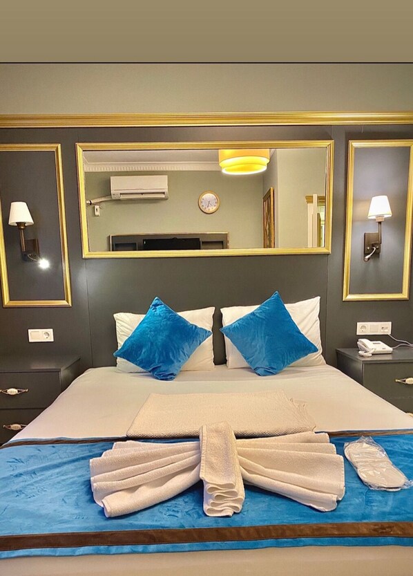 Family Quadruple Room | In-room safe, blackout curtains, soundproofing, iron/ironing board - Grand Moon Hotel Suites (Istanbul)