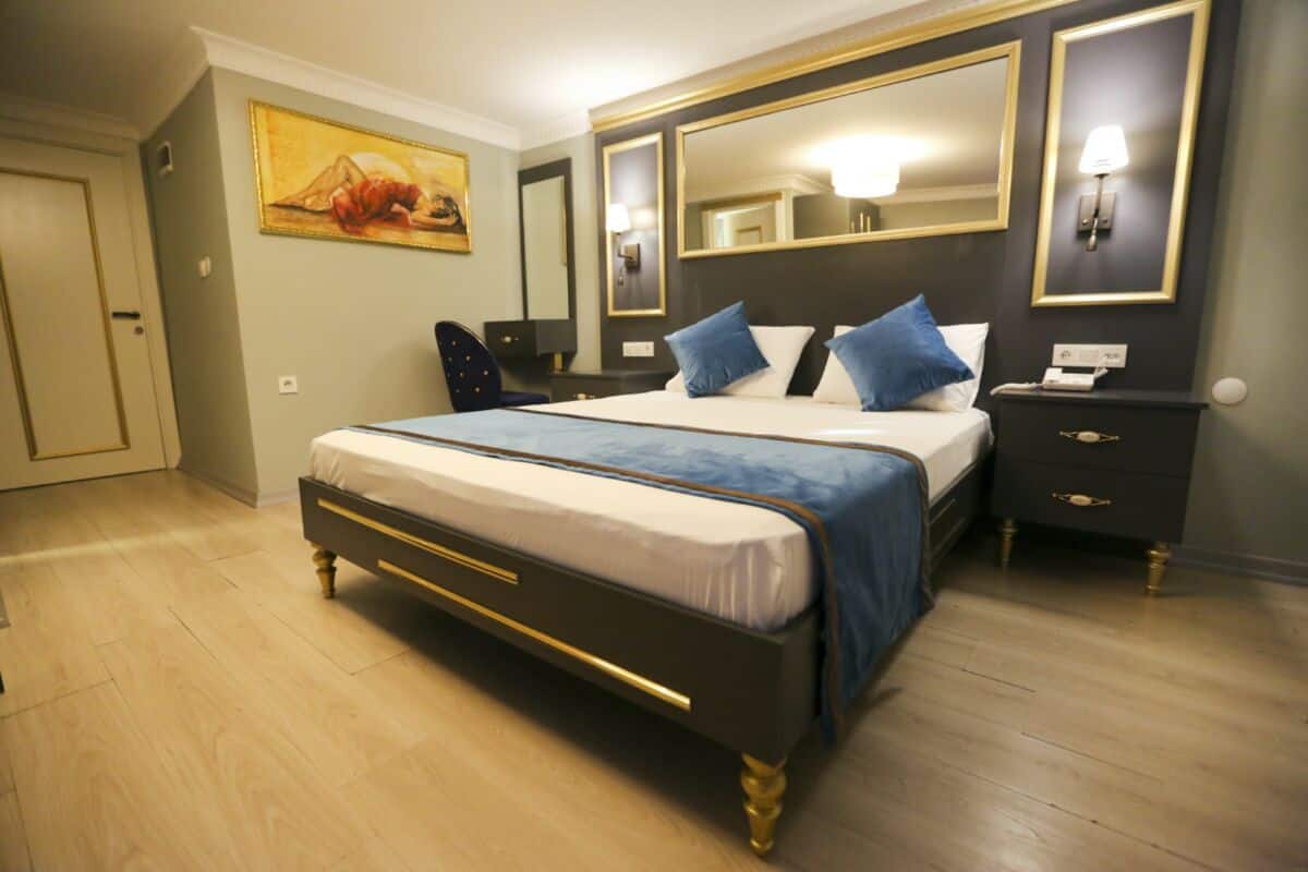 Executive Studio Suite | In-room safe, blackout curtains, soundproofing, iron/ironing board