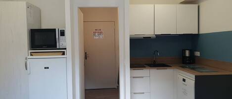 Mikroaaltouuni, astianpesukone, kahvin-/teenkeitin