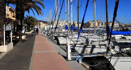 Cozy Studio-Mezzanine, 4 Guests, Terrace, Near Beach & Shops, Gruissan
