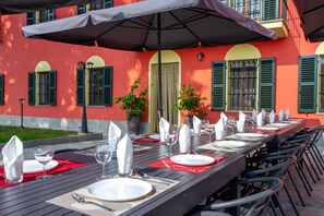 Outdoor dining - Villa in Piedmont with private pool in beautiful vineyard of Tenuta CostaRossa (Piemonte)