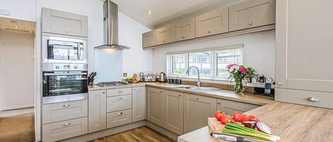 雪櫃、焗爐、爐具、洗碗機