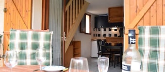 Cozy 2BR House with Pool, Terrace & Parking - Steps from Beach & Shops in Gruissan