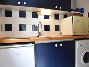 Réfrigérateur, micro-ondes, plaque de cuisson, lave-vaisselle