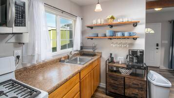 Een koelkast, een magnetron, een oven, een kookplaat