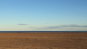 Un paisaje extenso y abierto, con cielo despejado y horizonte plano.