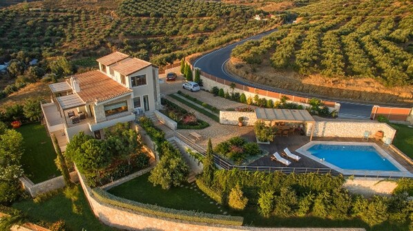 Lyxvilla | 5 sovrum, individuell inredning, unika möbler och skrivbord