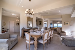 Villa Luxury | Area soggiorno | Smart TV 45 pollici con canali satellitari, TV