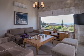 Luxe villa | Woonruimte | Een 45-inch smart-tv met satellietzenders en een televisie