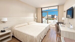 Classic Room | Blackout drapes, WiFi (free) - la belle étoile  (Nandy)