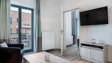 Fernseher, Bücher, Stereoanlage