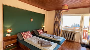 Basic Twin Room | Desk, free WiFi, bed sheets