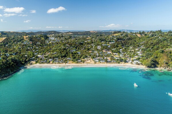 Beach nearby, white sand - Hidden Valley Waiheke (Waiheke Island)