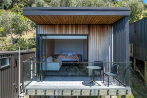 Fantail Suite | Blackout drapes, soundproofing, free WiFi, bed sheets - Hidden Valley Waiheke (Waiheke Island)